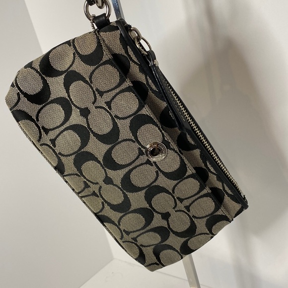 👜 Coach wristlet - Picture 1 of 4